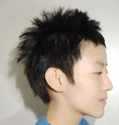 微卷的中学生造型,额头上方的头发是斜着梳的设计,彰显出了学生的帅气