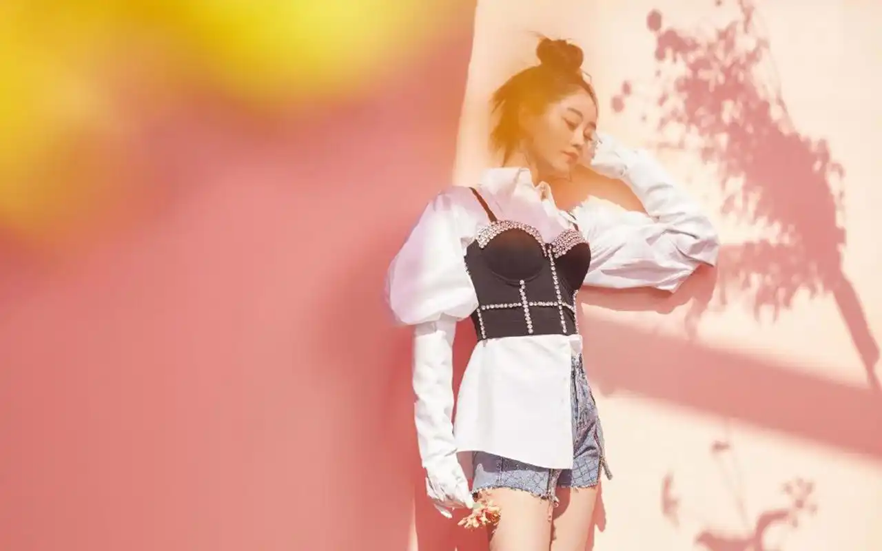 祝绪丹甜美养眼写真桌面壁纸