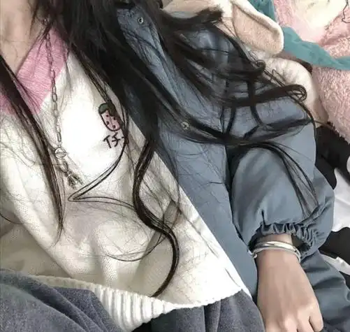 好看的头像女生不露脸头像穿小短裙