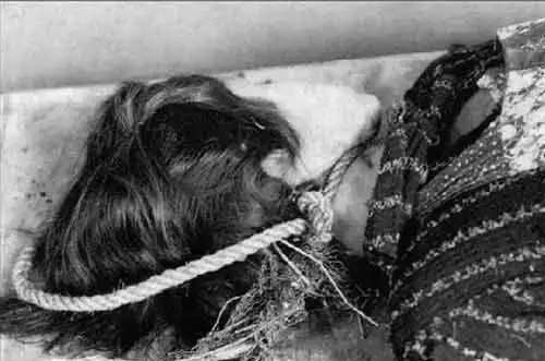 示众图片惨无人道 战争机器开动,人性泯灭 德军枪杀苏联女兵 德国女孩