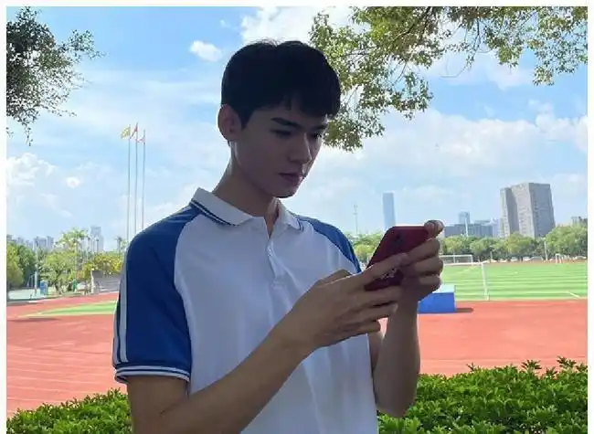 龚俊成名前吃过不少苦头,大学时兼职拍摄汽车广告,待人礼貌热情