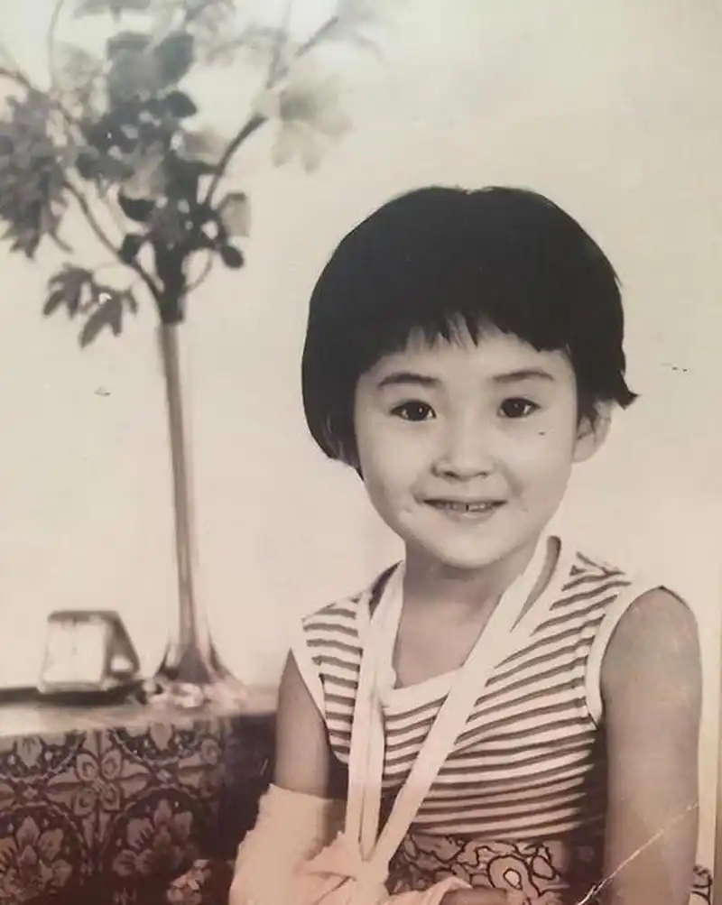 这张照片是许晴小时候拍摄的,照片中就能看出来从小就有美女的潜质.