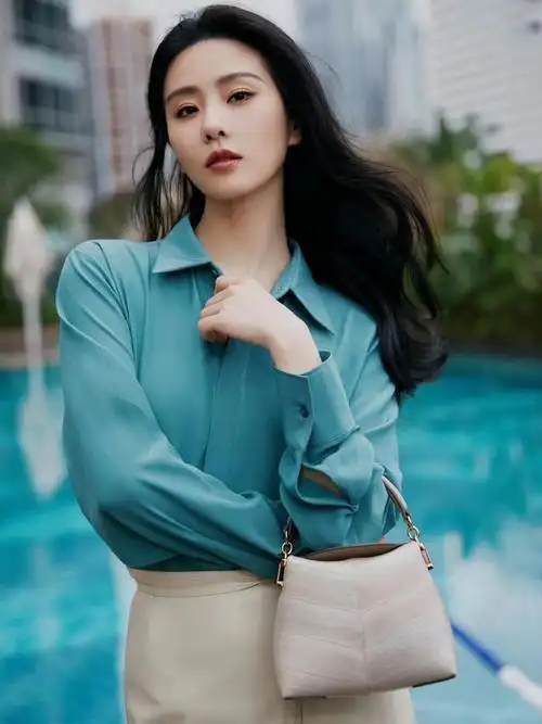 刘诗诗穿浅绿真丝衬衫配卡其色开叉半身裙拍写真,高级优雅|长裙|身材