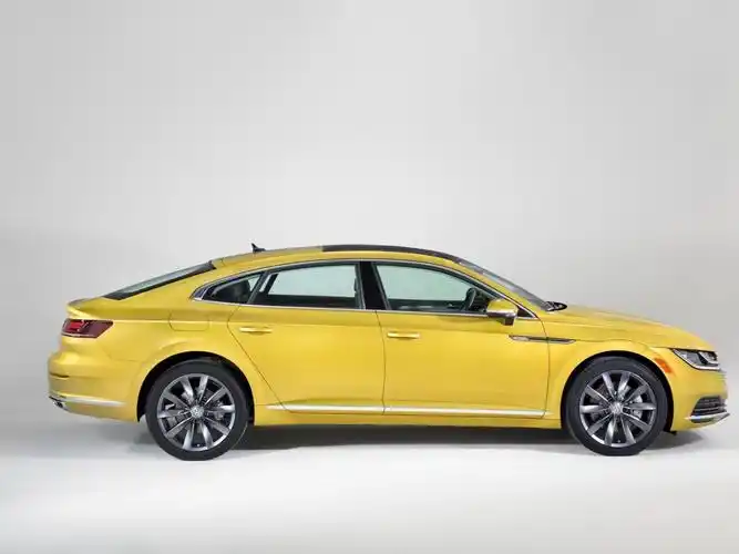 只卖10万, 最美大众轿跑车到店, 2.0t破百仅7秒多, 无框车门