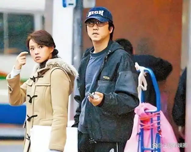 2000年,39岁的庾澄庆向32岁的伊能静求婚,他们在美国注册结婚并开始了