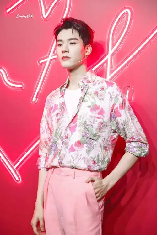 龚俊tf直播的粉裤子花衬衣太有温客行风格了!