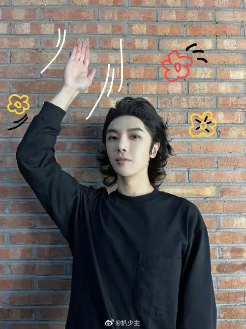 看到华晨宇今日发的微博九宫格,仔细看居然是他模仿emoji的九连拍