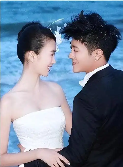 亲妈是导演干妈是导演20年都捧不红他却在娶妻改名后火了