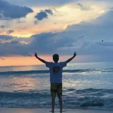 情侣头像男的海边背影图片情侣头像男女唯美海边背影