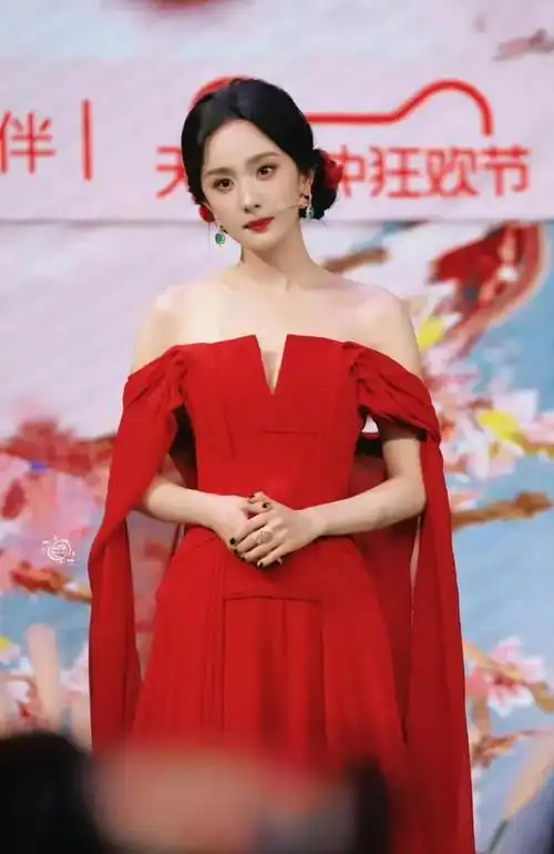 杨幂身穿高定礼服,一身配饰价值不菲|旗袍|郭晓婷|恋爱动画|红色高跟