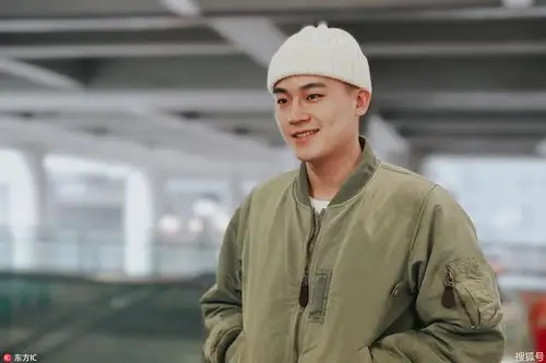 欧豪戴白帽似小和尚,微微一笑展"轻蔑微笑杀"