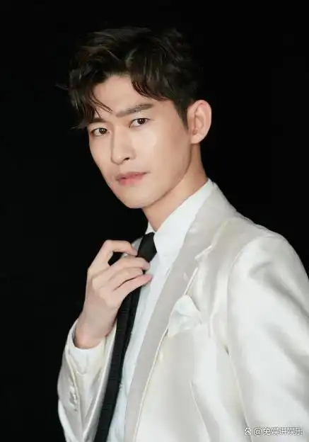 张翰亮相一脸胡渣太憔悴!果然,男神最后的归宿,是"赵本山"