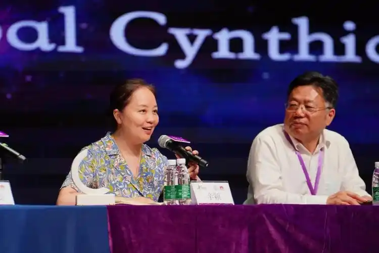 辛颖颁发了创校校长纪念牌李文平个人介绍李文平,清华附中国际部执行