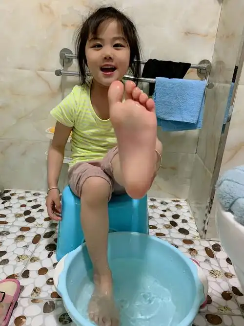 尚德名邸幼儿园小班礼仪《洗洗小脚丫》点滴成长记录篇