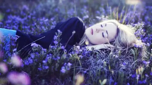 女孩睡在花丛里 桌布 - 1920x1080 全高清