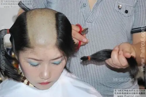 中国美业 长发 光头 >> 正文      本视频是美女模特一路白剃光头刮脸