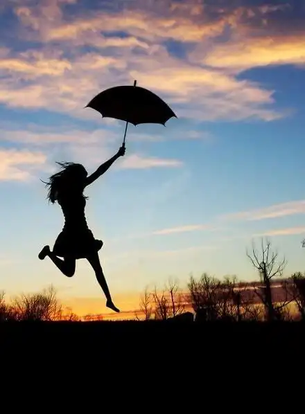 海边夕阳下的忧伤女生背影图片