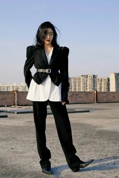 孙芮西装写真帅气冷御将亮相开播情景喜剧塑造多变角色