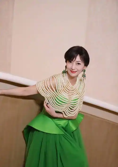 赵雅芝再度展现优雅魅力,一袭绿裙成时尚焦点_气质_大气_写真照