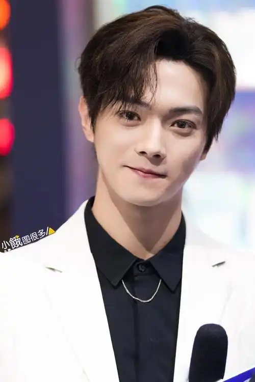 许凯超话20220219#许凯白色西装氛围感大片#许凯高清图集9p,今天"