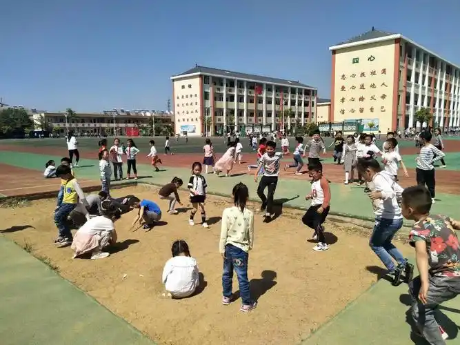皂河中心园大班幼儿:"感受下课十分钟"体验"小学新生活"