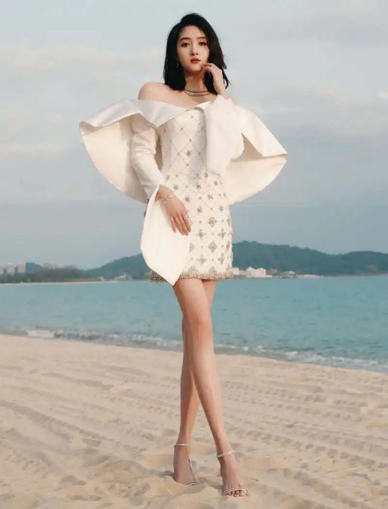 关晓彤:白色一字带水钻高跟凉鞋