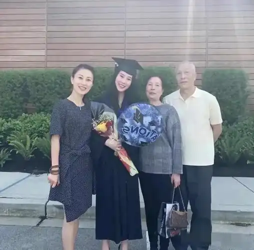 前妻陶虹罕见出镜,知性大方又减龄,优雅气质不输黄圣依_腾讯新闻