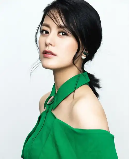 王力可全新优雅时尚大片 眼眸星光风采迷人