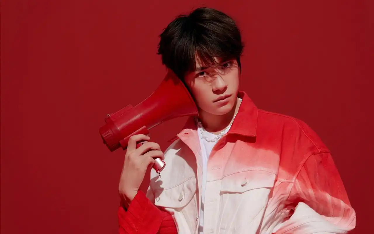 易烊千玺2019玊尔演唱会图片桌面壁纸