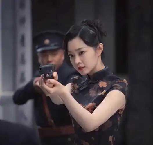 宋轶萌探里的造型好复古,喜欢这样的发型和旗袍.