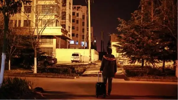 此刻已经凌晨1点半了,下车前他告诉我,那个亮灯的地方,就是他家.