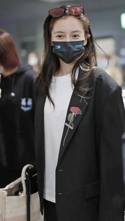 杨颖这素颜状态好不真实简单黑西装配白t还是少女模样