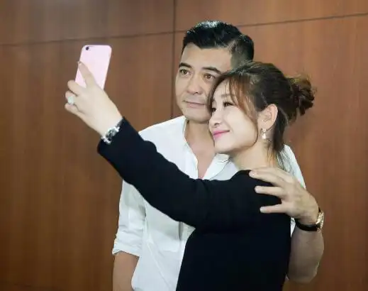 和儿子相依为命,如今老公娶小7岁影后!