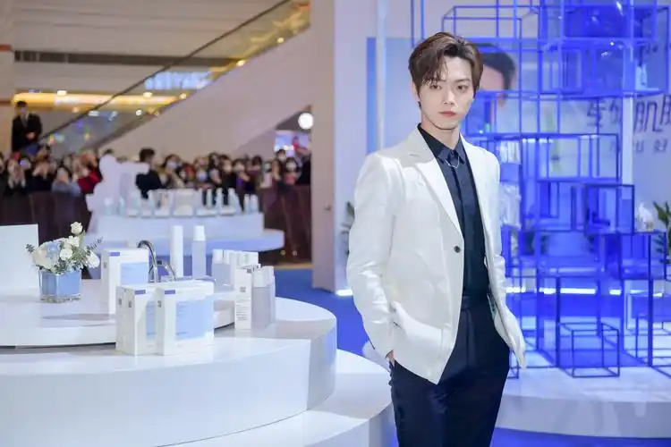 许凯携瑷尔博士空降上海粉丝会  新剧杀青多剧将播 许凯上海见面会