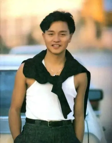 张国荣的笑容张国荣年轻时候相当帅气
