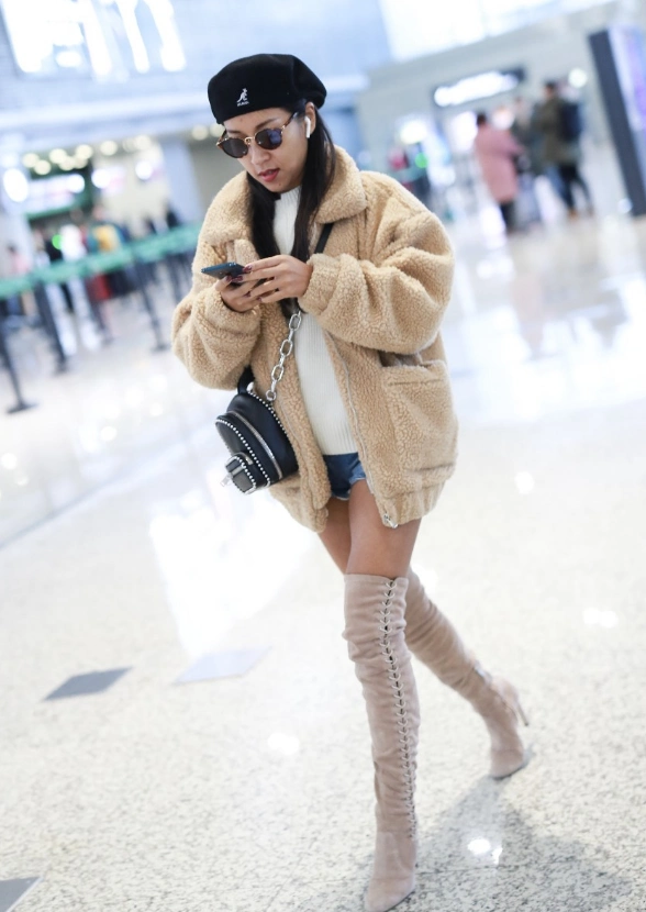 吉克隽逸厉害了!为穿下长靴在靴子上缝"线",意外解锁新时尚