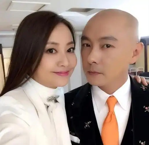 张卫健:红的时候很多人喜欢,落魄时却连女友都要提分手