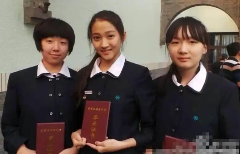 关晓彤16岁毕业照曝光,青涩稚嫩大长腿抢镜,网友:青春活力挡不住