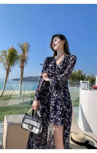 网红名媛春装2021年新款女装度假连衣裙时尚v领雪纺碎花裙两 深蓝 s