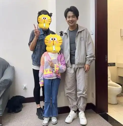 粉丝在中华剧院偶遇郭麒麟,晒厕所合影照,笑容满面,身高被质疑