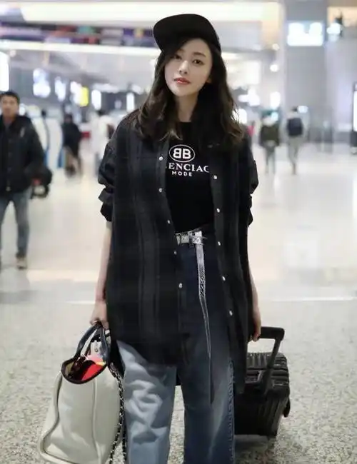张天爱亮相机场,穿宽松牛仔裤穿出120斤即视感,却意外的时尚