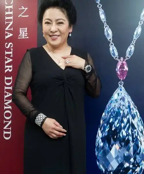 "向太"陈岚:戴75克拉巨钻,永远站c位,年轻时美貌不输关之琳_向华强