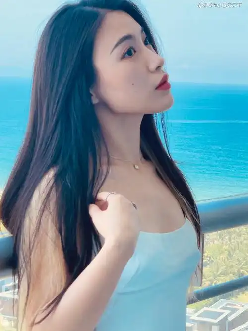 戴萌长发飘飘性感写真