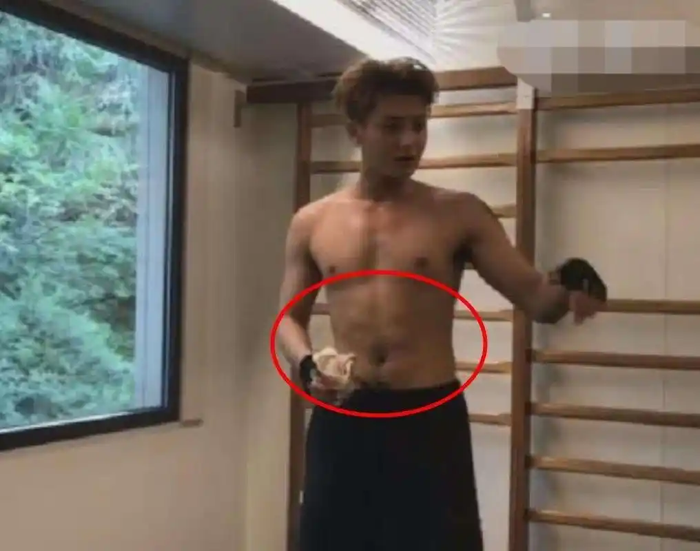 黄子韬告别说唱新世代# #idol的腹肌# 黄子韬的腹肌也来品品吧!