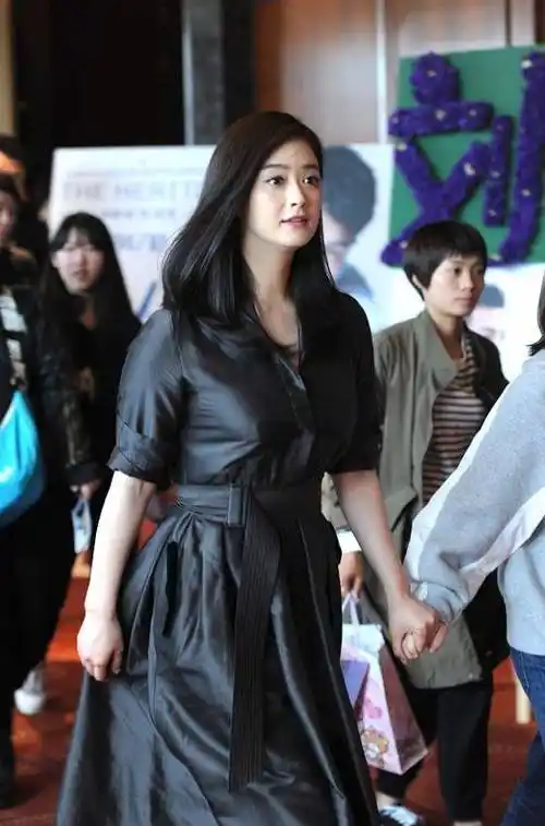 蒋欣目测得有130斤,穿刺绣裙还露三角形细腰,上身效果惊艳富态_裙子