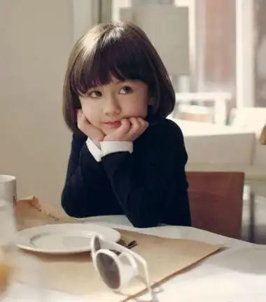 那就梳理这款轻薄短发学生头发型好了,顺滑的短发将女孩的大圆脸修饰