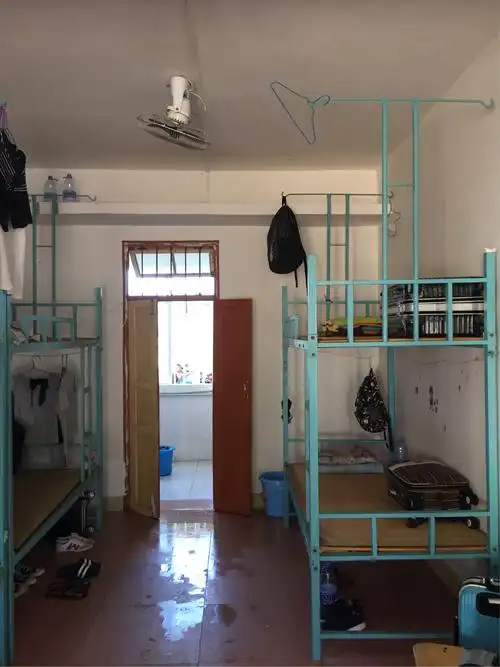 中学的作息时间表,在上周同学们的表现都挺好的,但在宿舍上却做得不好