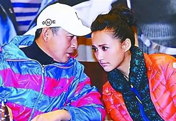 王志飞和张歆艺相恋7年,分手后转身娶小15岁娇妻今,婚姻状况如