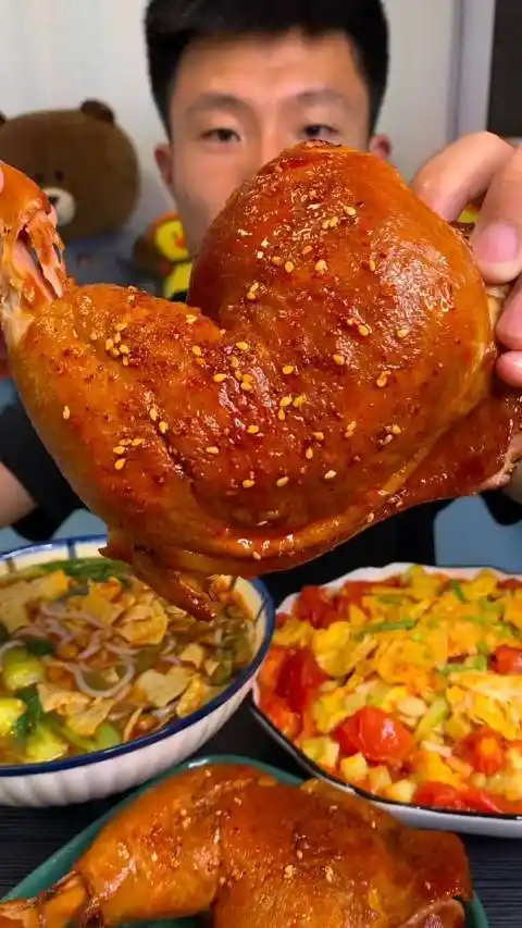 认真小哥: 夜宵时间到了,烤鸡腿还有螺蛳粉儿想吃不?