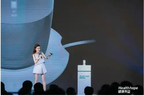 图五:咖啡之翼尹峰发布laughing智能健康水杯